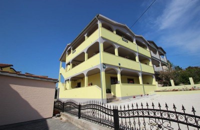 Porec 7 km - Haus mit Wohnungen zum Verkauf